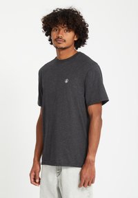 Donkergrijs t-shirt van zachte katoen, met korte mouwen, een ronde halslijn en een klein logo op de borst. Casual fit.