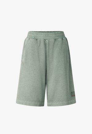 Hellgrüne Freizeit-Shorts mit elastischem Bund, Seitentaschen und einem kleinen rechteckigen Logopatch nahe dem Saum am rechten Bein.