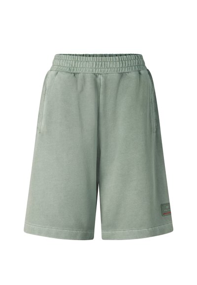 Shorts décontractés vert clair avec une taille élastique, des poches latérales et un petit patch logo rectangulaire près de l'ourlet sur la jambe droite.