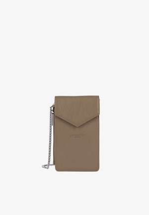 Bruine leren telefoonhoes met een gestructureerde textuur, een flap in envelopstijl, een zilveren kettingriem en een ingedrukt merkteken aan de voorkant.