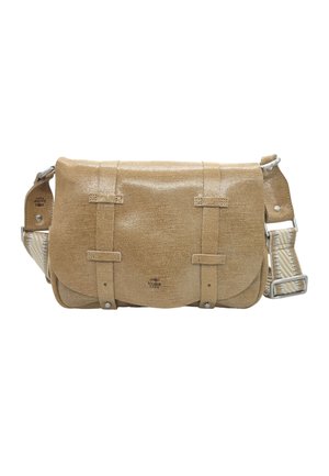 Sac bandoulière en cuir texturé marron clair avec rabat, deux détails de sangles à l’avant et bandoulière beige réglable avec boucle argentée.