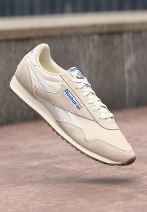 CLASSIC AZ UNISEX - Baskets basses - white/luxe grey/chalk