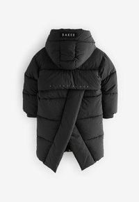 Schwarze Pufferjacke mit Kapuze, mit crossover Design, horizontalen gesteppten Abschnitten und Branding auf dem Rücken.