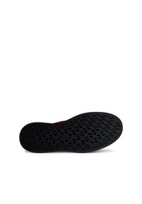 Semelle de chaussure en caoutchouc noir avec un motif géométrique en diamond, dotée d'un bord arrondi et d'un logo en relief. Texturée pour une meilleure adhérence et durabilité.