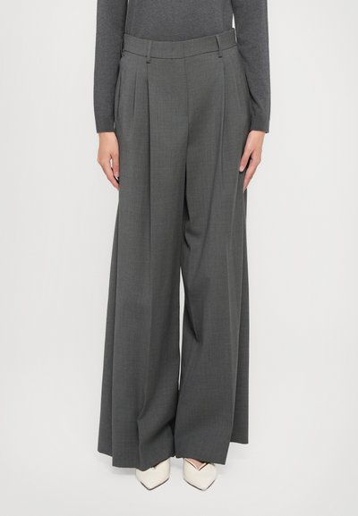 Graue weit geschnittene Hose aus strukturiertem Stoff, hohe Taille und scharfe vordere Falten. Mit Gürtelschlaufen und passgenauer, lässiger Passform.