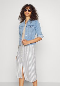 ONLY Tall ONLJOLLA SKIRT - Saia evasé - night sky/cloud dancer