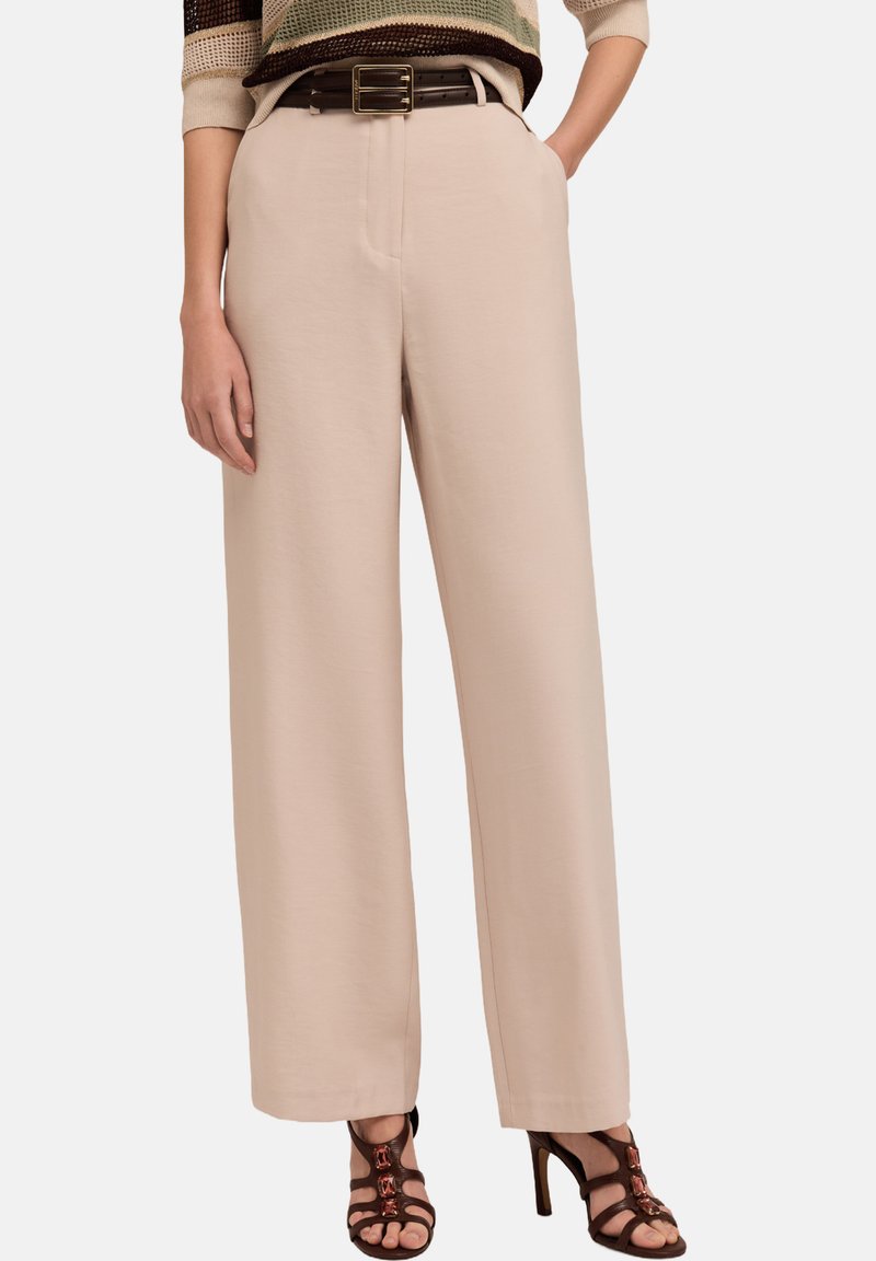 Wijde, beige broek met een gladde textuur, met een hoge taille en een bruine riem met een rechthoekige gouden gesp.