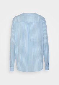 Camicia azzurro chiaro a maniche lunghe con righe verticali bianche, caratterizzata da una piega sul retro, scollatura rotonda e polsini a bottone.