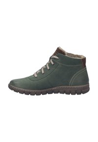 Bottines en cuir vert avec une surface texturée, lacets beige, accents marron et une semelle en caoutchouc dotée d'un motif cranté. Doublure en fausse fourrure.