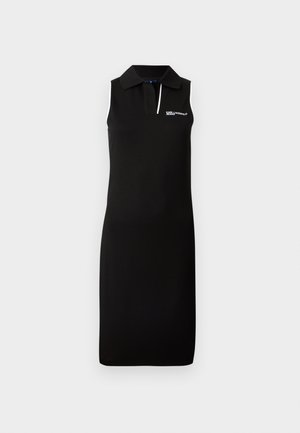 Rochie polo neagră fără mâneci, cu guler, având un accent alb și un logo pe partea stângă a pieptului. Confecționată dintr-un material neted și elastic.