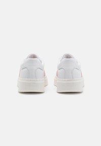 Weiße Sneakers mit rosa Akzenten, aus Leder, mit runder Spitze und erhöhter weißer Sohle. Mit einem Logo auf der Rückseite. Flache Schnürsenkel.