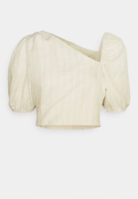 Κοντό τοπ με φουσκωτά μανίκια σε ανοιχτό κίτρινο ύφασμα με διακριτές κάθετες άσπρες ρίγες; διαθέτει ασύμμετρη λαιμόκοψη και πτυχωτά μανίκια.