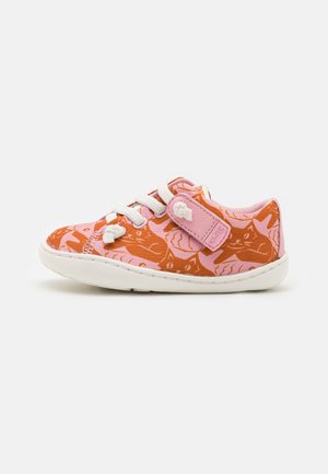 Růžová a oranžová látková bota se vzorem koček, strukturovaná tkanina, bílá gumová podrážka a bílé šňůrky s růžovým akcentem.