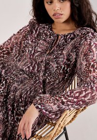 Fließendes Kleid mit einem mehrfarbigen abstrakten Muster in Burgunderrot und Rosa, mit gerafftem Ausschnitt und langen Ärmeln.