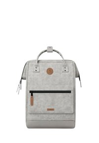 Grau strukturierter Rucksack aus synthetischem Material mit einem Obergriff, einem Reißverschluss-Vordertasche und einem runden Logo-Detail.