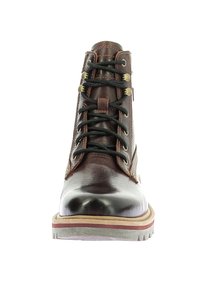 Stivaletto in pelle marrone con lacci neri, punta rotonda e occhielli metallici. Presenta una suola robusta con un accentuazione rossa in contrasto e una finitura texturizzata.