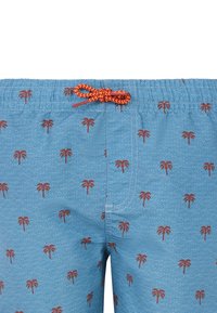 Shorts da bagno blu con un motivo ripetitivo di palme rosse. Presentano un cordoncino arancione intrecciato e un tessuto testurizzato.