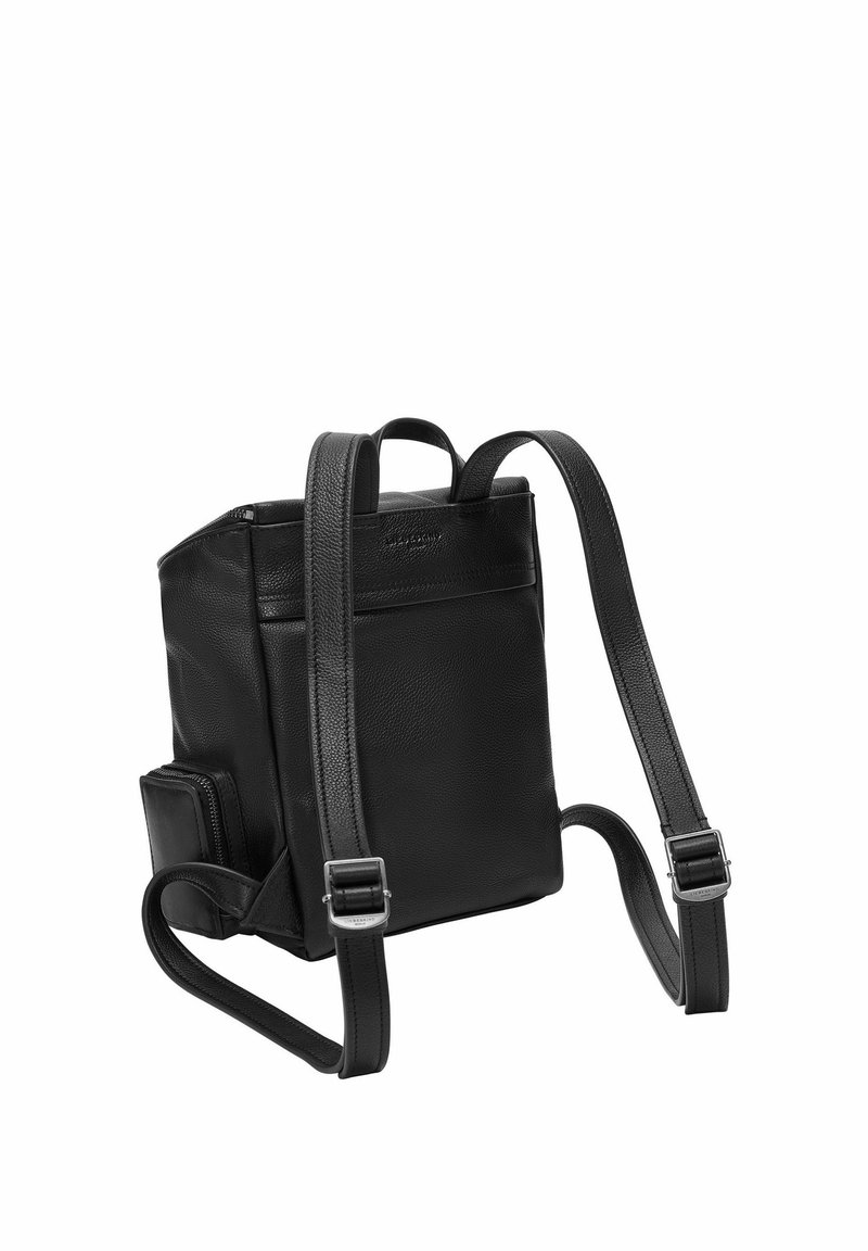 Schwarzer Leder-Rucksack in rechteckiger Form, mit verstellbaren Trägern und einer Seitentasche. Glatte Textur mit minimalem Hardware- und Branding-Einsatz.