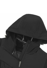 Schwarze isolierte Jacke mit Kapuze, ausgestattet mit einem durchgängigen Reißverschluss, weicher Innenseite und kontrastierendem Logo am Hals. Glatte Textur, minimalistisches Design.