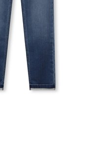 Jeans de denim azul oscuro con corte recto, que presentan una textura suave y un diseño estándar de cinco bolsillos. Dobladillo en los puños.