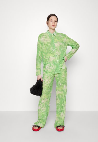 Henrik Vibskov SWAY PLISSÉ PANTS - Παντελόνι - green