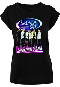 Sort t-shirt med opsmøgede ærmer, der har et farverigt grafik af fem figurer og teksten "backstreet's back" i kontrasterende pink og blå.
