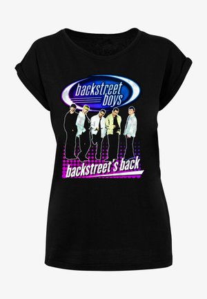 Must-tee mustriga üles õlas, millel on värviline graafika viiest kujundist ja tekst "backstreet's back" kontrastsetes roosas ja sinises.