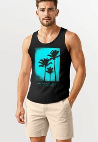 Ein Mann in einem schwarzen Tanktop posiert, mit einem blauen und türkisfarbenen Grafik von Palmen und dem Text "Bring mich ins Paradies" darunter.