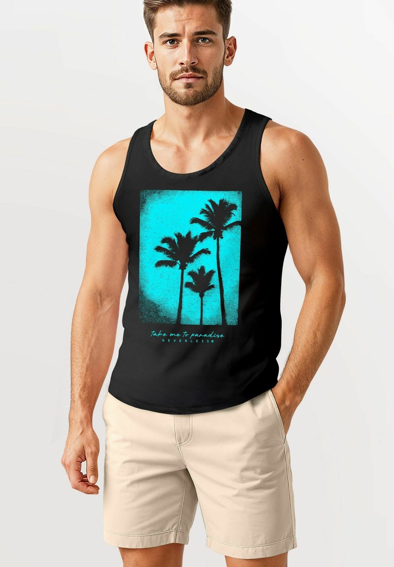 Ein Mann in einem schwarzen Tanktop posiert, mit einem blauen und türkisfarbenen Grafik von Palmen und dem Text "Bring mich ins Paradies" darunter.