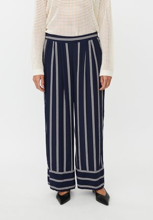 Marineblauwe broek met brede pijpen en witte verticale strepen, voorzien van een effen tailleband en horizontale streepdetails bij de zoom. Soepele textuur, lichtgewicht stof.