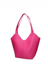 Sac fourre-tout en cuir rose vif avec doubles anses d'épaule et un large sommet ouvert, montrant une surface légèrement texturée.