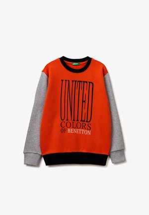 Pomarańczowa bluza z szarymi rękawami, czarnym kołnierzem i dołem, z dużym czarno-białym napisem "United Colors of Benetton" z przodu.