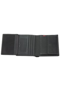 Černá kožená bifold peněženka otevřená, ukazující několik přihrádek na karty, průhledné okno na identifikační kartu a prošívané detaily.