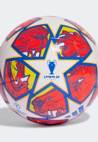 Pallone da calcio con una superficie bianca, caratterizzato da accenti blu, rossi e gialli. Il design a stella include motivi animali e il logo della UEFA Champions League.