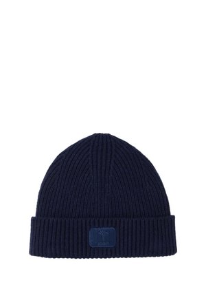 Marineblaue, gerippte Strickmütze mit umgeschlagenem Bündchen und kleinem rechteckigem Logo-Patch vorne in der Mitte.