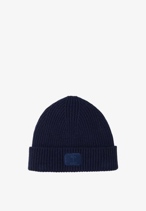 Marineblaue, gerippte Strickmütze mit umgeschlagenem Bündchen und kleinem rechteckigem Logo-Patch vorne in der Mitte.