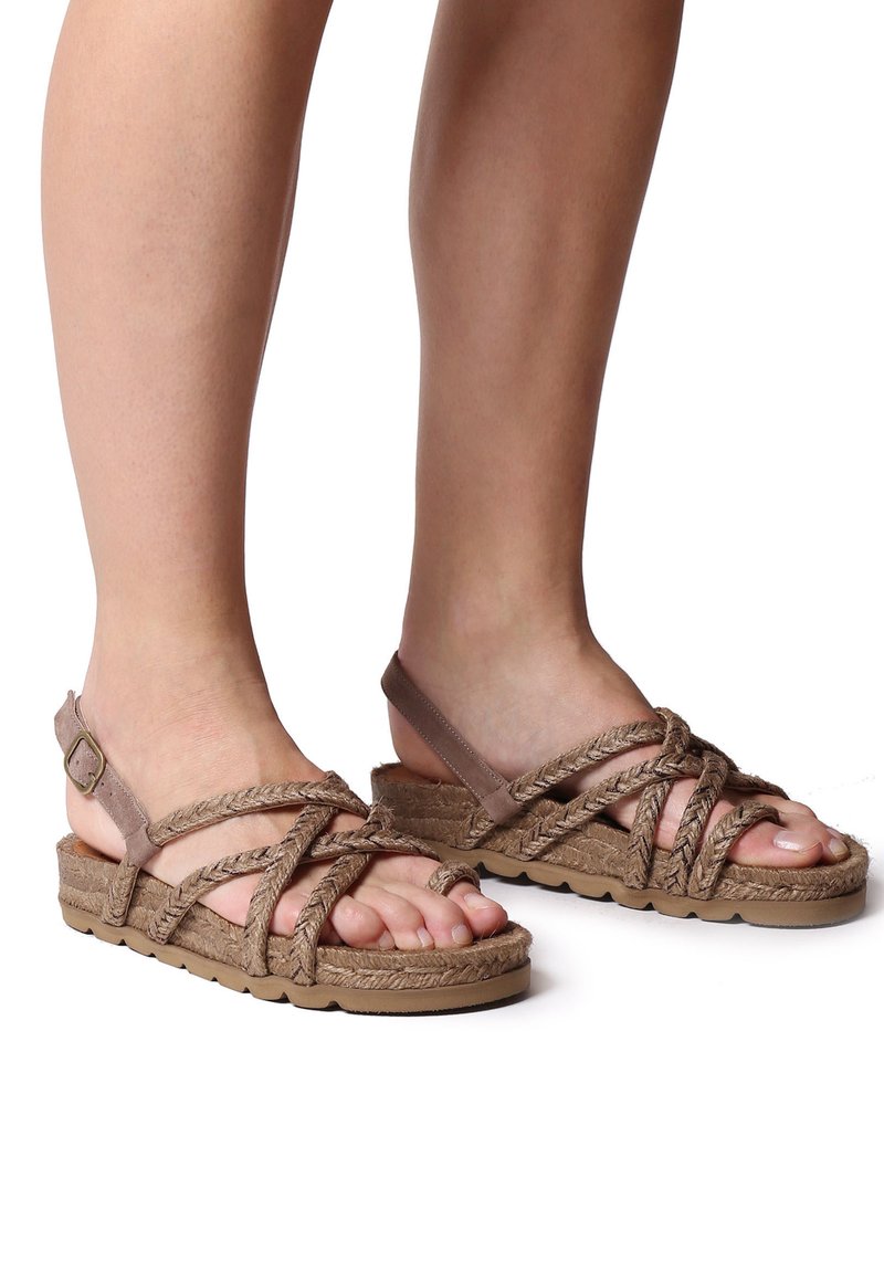 Sandales en corde tressée marron avec une semelle épaisse et texturée, dotées de sangles croisées et d'une boucle de cheville ajustable. Design à bout ouvert.