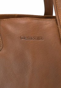 Borsa tote in pelle marrone con una texture liscia e cuciture tonali. Presenta un logo del marchio in rilievo, "PLEVIER," sul davanti.