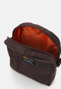 Alpha Industries CREW CARRY BAG - Borsa a tracolla - hunter brown