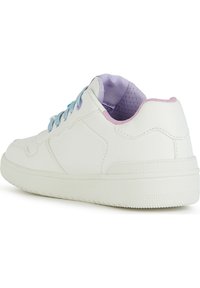 Zapatillas sintéticas blancas con un interior acolchado en púrpura y azul, cordones planos de un azul claro y suela de goma texturizada. Diseño minimalista con costuras sutiles.