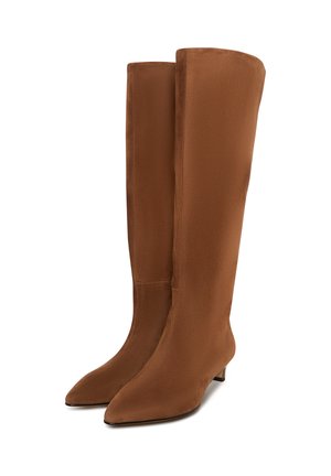 Pár vysokých hnědých semišových kozaček s špičatou špičkou a nízkými podpatky typu kitten, stojících vedle sebe na bílém pozadí.