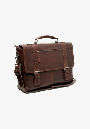 Bolso mensajero de cuero marrón con cierre de solapa, correa de hombro ajustable, bolsillo frontal con cremallera y dos detalles de hebilla. Textura suave y forma estructurada.