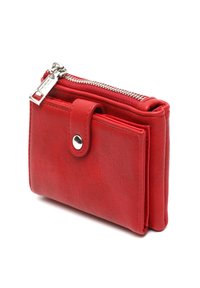Cartera de cuero rojo con un bolsillo con botón a presión y un compartimento superior con cremallera y tirador de metal.