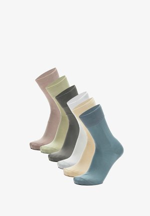 Zes paar enkelsokken in pastelkleuren: beige, groen, grijs, wit, lichtgeel en blauw. Smooth textuur, geribbelde boorden.