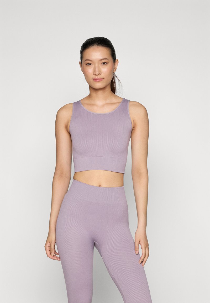 Heled lavendel ribadest cropped top ja kõrge vöökoht joogapüksid, millel on sile ja veniv tekstuur ning sujuv disain, et luua ühtlane ja istuv välimus.