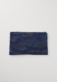 Brettet mørkeblått tekstil med en glatt tekstur, som har en subtil gradient og små variasjoner i farge. Omtrent rektangulær form.