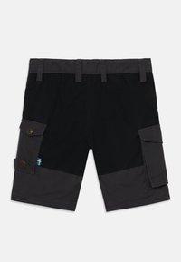 Svart lasteshorts med en kontrasterende mørkegrå linning og lommeinnramming. Har knappedetaljer og et flaggmotiv på siden.