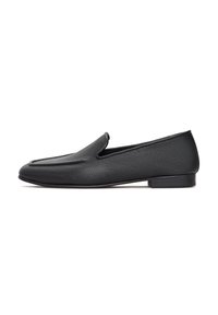 Loafers negri din piele cu o finisare texturată, având vârf rotunjit și toc mic. Designul include un detaliu cusut pe partea superioară.