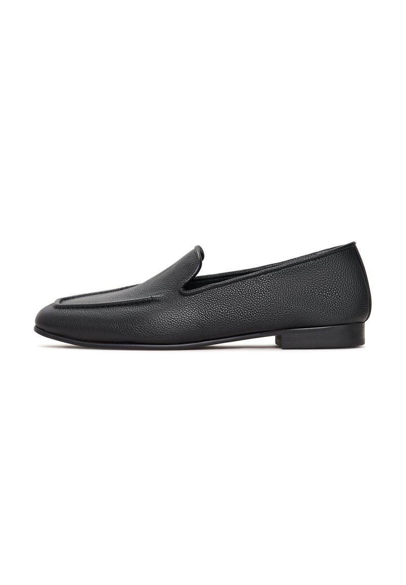 Loafers negri din piele cu o finisare texturată, având vârf rotunjit și toc mic. Designul include un detaliu cusut pe partea superioară.