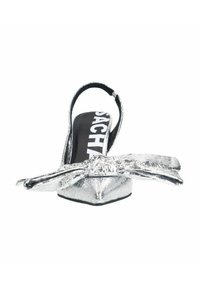 Chaussure argentée à talon ouvert avec un bout-pointu et un grand nœud décoratif. Présente une texture métallique et une doublure intérieure noire avec un logo.